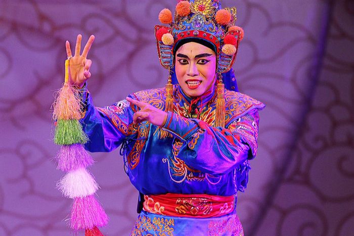 Nghệ sĩ Tuấn Hiệp trên sân khấu tuồng.
