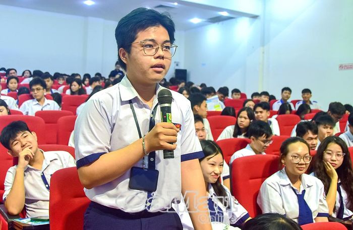 Em Phan Anh Khoa, Lớp 12 KC2, Trường THPT Chuyên Bạc Liêu, bày tỏ sự quan tâm ngành marketing và cơ hội việc làm sau khi ra trường.