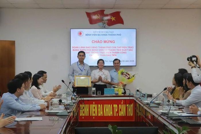 Phó Chủ tịch UBND TP Cần Thơ tặng Bằng khen của Chủ tịch UBND TP cho lãnh đạo BV và đại diện ê kip ghép thận.