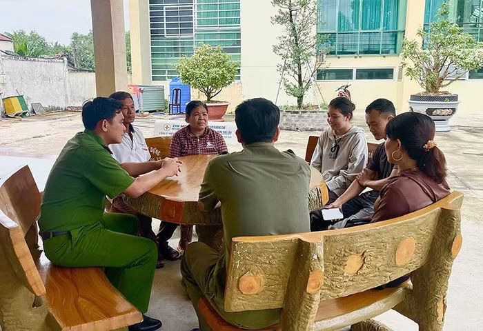 Người dân biên giới xã Mỹ Quý, tỉnh Tây Ninh đến Công an xã nhờ tư vấn khi nhận cuộc gọi mời vay tiền qua app.