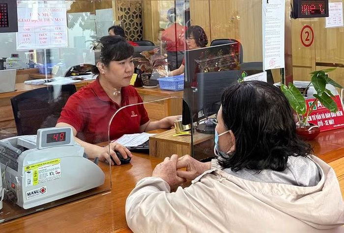 Người dân nên tìm đến ngân hàng hoặc đơn vị tài chính có uy tín để đảm bảo an toàn cho hoạt động tín dụng cá nhân.