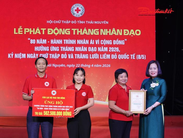 Lãnh đạo Hội Chữ thập đỏ tỉnh Thái Nguyên tiếp nhận tiền ủng hộ từ các nhà hảo tâm. Ảnh: Minh Lý.