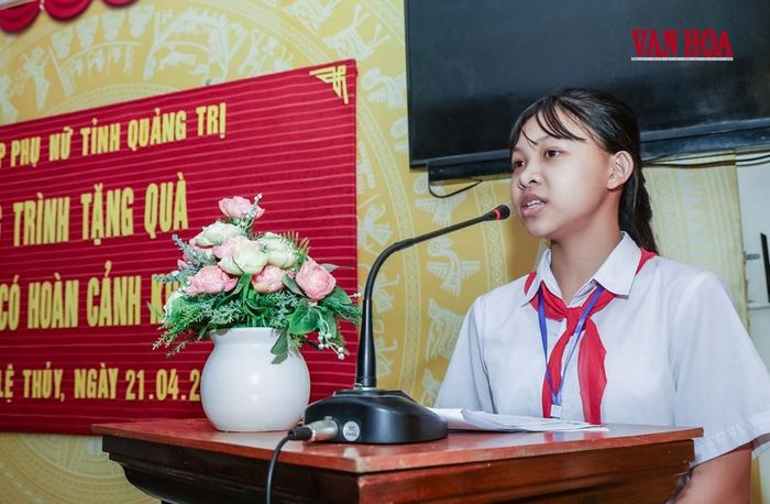 Em Trần Khánh Ngọc, học sinh lớp 7.3 trường THCS Kiến Giang bày tỏ sự biết ơn và hứa sẽ nỗ lực vượt qua nghịch cảnh, học tập, rèn luyện tốt để trở thành người có ích cho xã hội