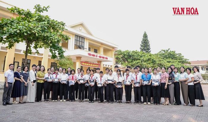 Sự chung tay của các mạnh thường quân đối với học sinh khó khăn, biết vượt qua hoàn cảnh vươn lên học giỏi, chăm ngoan chính là hành động thiết thực mang lại những giá trị tốt đẹp cho xã hội