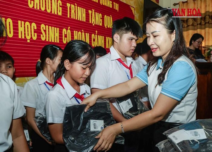 Những món quà ấm áp từ sự sẻ chia dành cho các em học sinh