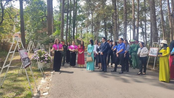 Triển lãm là dịp để người dân, du khách tại Lâm Đồng hiểu rõ hơn về tầm vóc, ý nghĩa của Chiến thắng Điện Biên Phủ