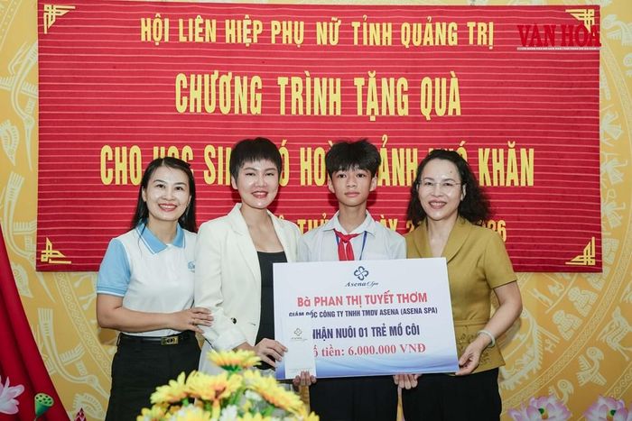 Chị Phan Thị Tuyết Thơm, Giám đốc Công ty TNHH Thương mại Dịch vụ ASENA và cán bộ hội Phụ nữ trao hỗ trợ cho học sinh Lê Nguyễn Chấn Hoàng