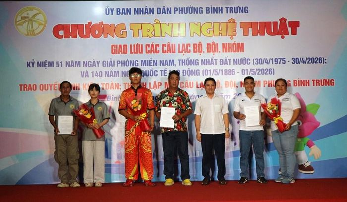 Lãnh đạo Trung tâm Cung ứng dịch vụ công phường Bình Trưng trao quyết định kiện toàn, thành lập mới các CLB, đội, nhóm