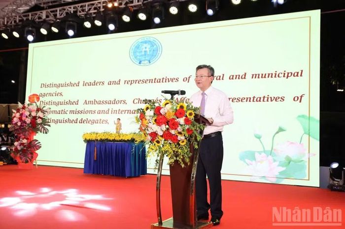 Chủ tịch Liên hiệp các tổ chức hữu nghị thành phố Hà Nội Nguyễn Ngọc Kỳ phát biểu khai mạc chương trình giao lưu hữu nghị.