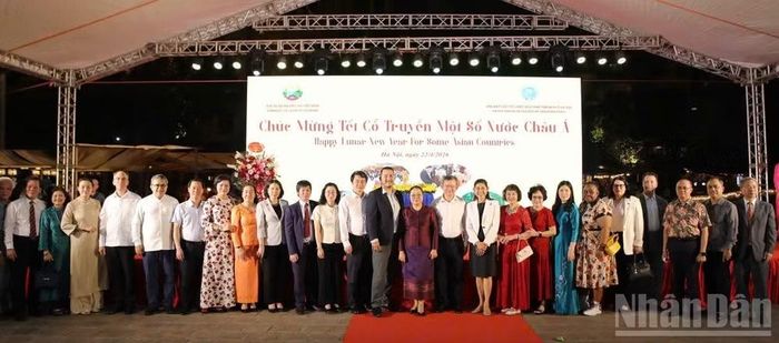 Các đại biểu tham dự chương trình chụp ảnh kỷ niệm.