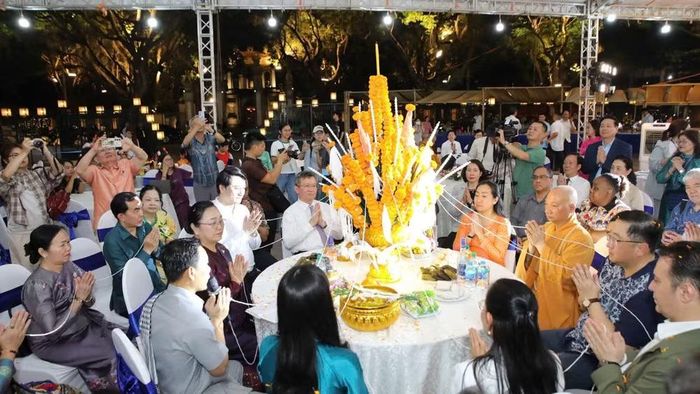 Các đại biểu thực hiện nghi thức buộc chỉ cổ tay.