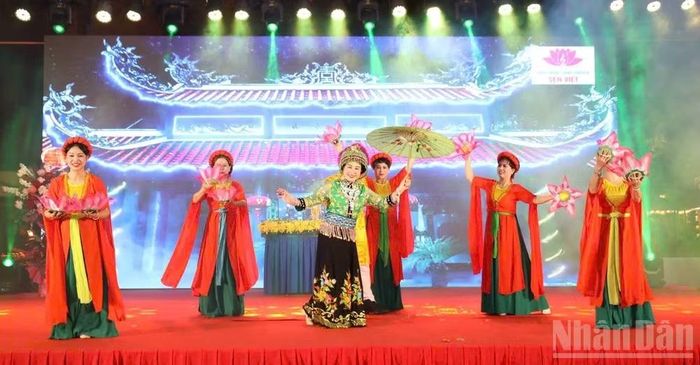 Một tiết mục văn nghệ do các nghệ sĩ Việt Nam trình bày tại sự kiện.