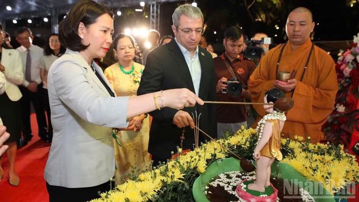 Các đại biểu thực hiện nghi lễ tắm Phật - nghi lễ quan trọng đối với người dân Lào trong dịp Tết cổ truyền Bunpimay.