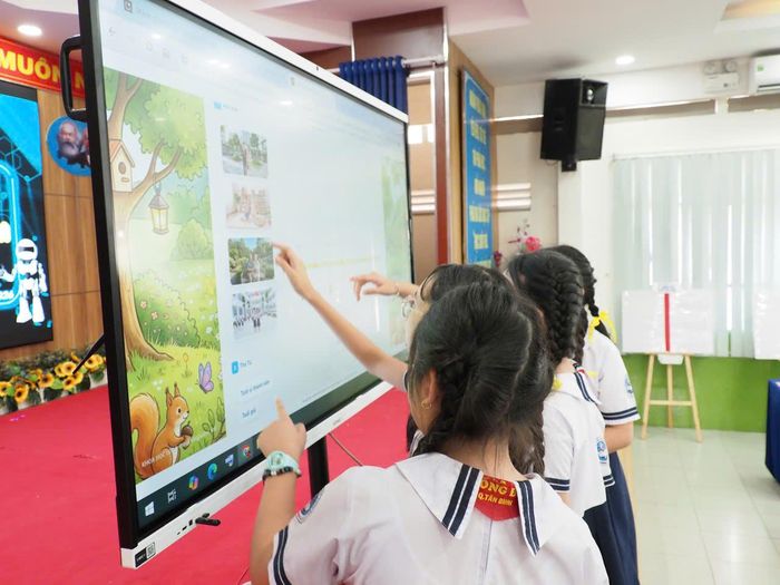  Học sinh tham gia trò chơi tương tác để tìm hiểu kiến thức 