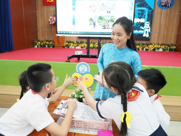  Cô và trò tương tác hào hứng trong các hoạt động của tiết học 