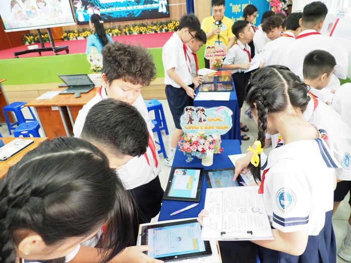  Học sinh "hỏi" trợ lý ảo AI để hoàn thành phiếu học tập 
