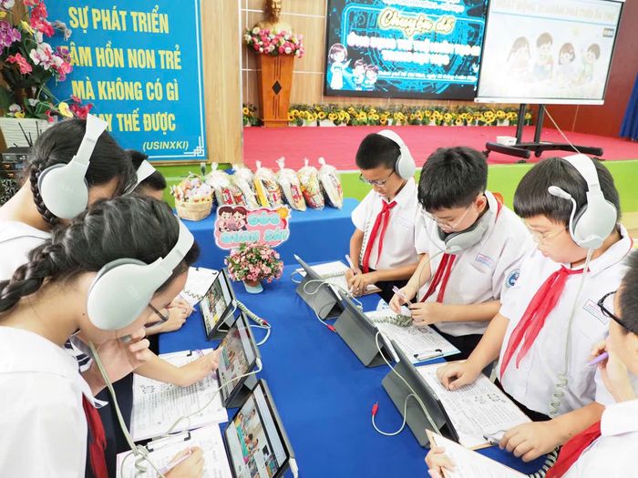  Học sinh xem phim ngắn tại góc quan sát để tìm hiểu kiến thức 