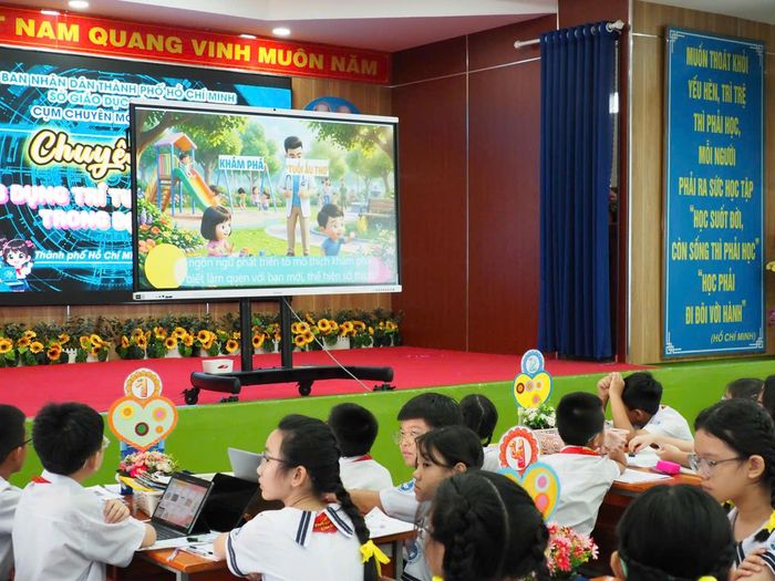  Học sinh xem phim ngắn được thiết kế bằng công cụ AI tại tiết học 