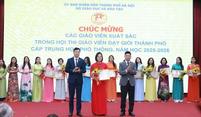 Lãnh đạo Sở GD&amp;ĐT Hà Nội trao thưởng cho các thầy cô tại Hội thi Giáo viên dạy giỏi cấp THPT năm học 2025 - 2026. Ảnh: Đình Tuệ