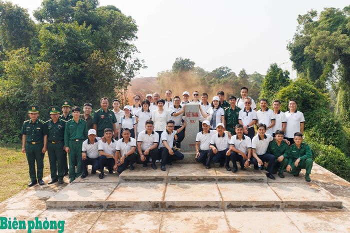 Đoàn "Hành trình từ trái tim" cùng các chiến sĩ Đồn Biên phòng Tuy Đức, tỉnh Lâm Đồng tại cột mốc biên giới số 55 giáp biên giới Campuchia. Ảnh: Xuân Hương