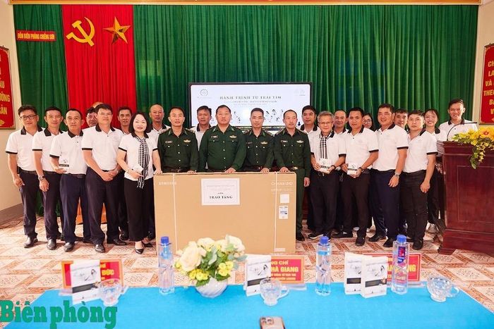 Các cán bộ, chiến sĩ Đồn Biên phòng Chiềng Sơn, Bộ đội Biên phòng tỉnh Sơn La đón nhận sách quý và những món quà ý nghĩa, thiết thực từ "Hành trình từ trái tim". Ảnh: Xuân Hương