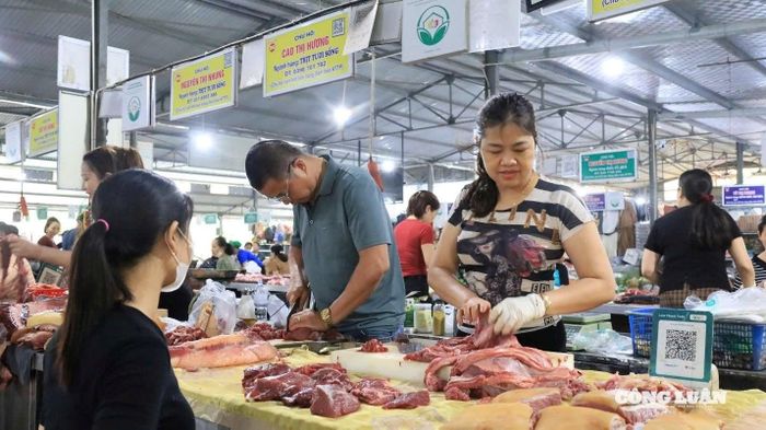 Không gian chợ được sắp xếp lại, quầy hàng phân khu rõ ràng, bổ sung dụng cụ bảo quản, che đậy thực phẩm.