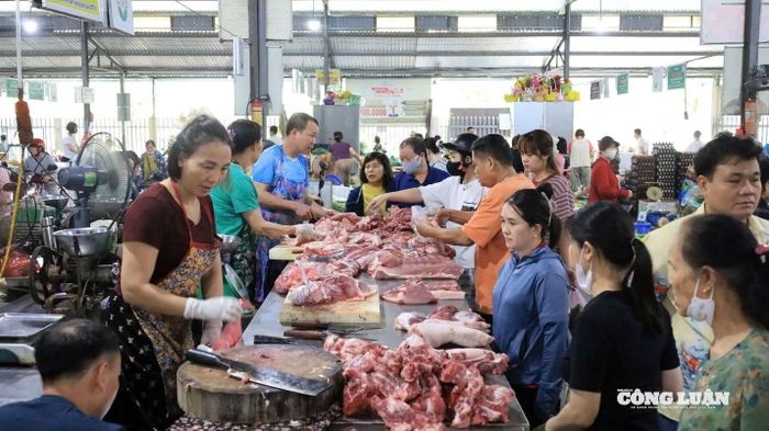 Trong bối cảnh an toàn thực phẩm tại các chợ dân sinh còn nhiều bất cập, việc thí điểm số hóa truy xuất nguồn gốc đang mở ra hướng quản lý mới, giúp người dân dễ dàng kiểm tra thông tin và yên tâm khi lựa chọn sản phẩm.