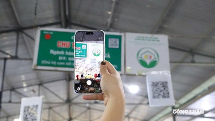 Người dân ngày càng cẩn trọng hơn trong lựa chọn thực phẩm, chủ động kiểm tra thông tin trước khi mua.