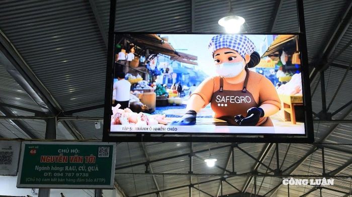 Các video ứng dụng AI để hướng dẫn về an toàn thực phẩm được trình chiếu ngay tại chợ, giúp tiểu thương và người mua hàng dễ dàng tiếp cận thông tin.