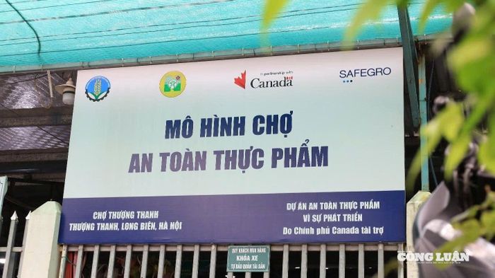 Mô hình chợ dân sinh đảm bảo an toàn thực phẩm đang được thí điểm tại chợ Thượng Thanh (Hà Nội).