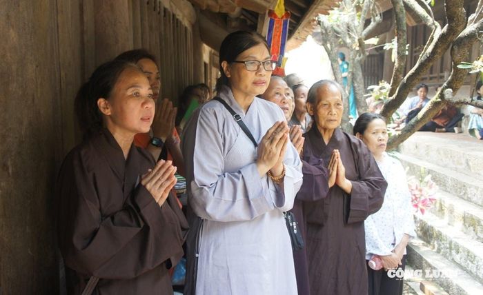Phật tử ở bên ngoài chắp tay thành kính