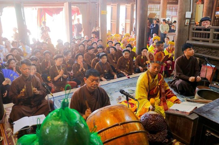 Các vị cao tăng và dân làng tiến hành tế lễ theo nghi thức truyền thống để tưởng nhớ công ơn Thiền sư Từ Đạo Hạnh