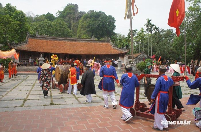 Đội trống chiêng đi đầu đoàn rước kiệu