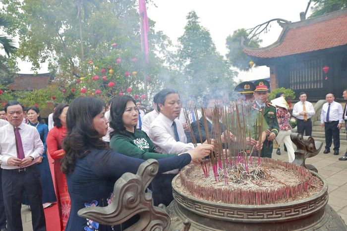 Các đại biểu dâng hương tưởng niệm Đền thờ Tổ Mẫu Âu Cơ- Khu di tích lịch sử Đền Hùng. Ảnh: Sở VHTT&DL.