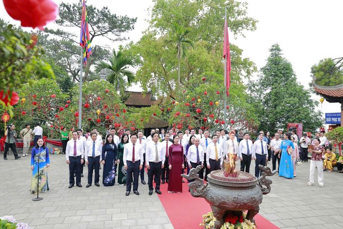 Các đại biểu trang nghiêm dâng hương tại sân Đền thờ Quốc Tổ Lạc Long Quân. Ảnh: Sở VHTT&DL.