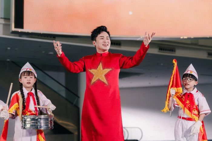 Ca sĩ Tùng Dương kết hợp cùng Xệ Xệ trong MV “Có Bác trong tim”. Ảnh: NVCC