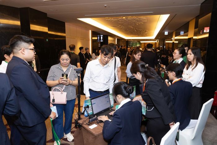 Cổ đông làm thủ tục check-in tại Đại hội.
