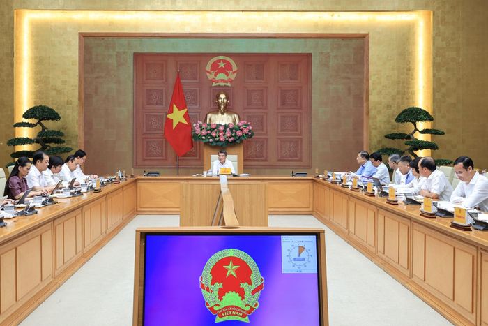 Cùng dự có Phó Thủ tướng Thường trực Chính phủ Phạm Gia Túc; các Phó Thủ tướng Chính phủ Hồ Quốc Dũng, Nguyễn Văn Thắng; Bộ trưởng Bộ Khoa học và Công nghệ Vũ Hải Quân; Bộ trưởng, Chủ nhiệm Văn phòng Chính phủ Đặng Xuân Phong; lãnh đạo một số bộ, ngành, cơ quan.