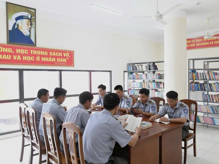 Cán bộ, chiến sĩ Chi đội Kiểm ngư số 3 đọc sách tại thư viện.