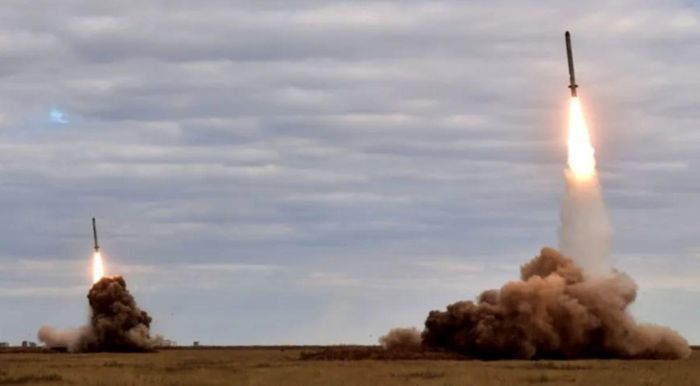 Các vụ phóng tên lửa hành trình từ hệ thống tên lửa Iskander-K. Ảnh: militarywatchmagazine.com