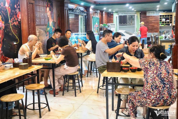 Khách ra vào quán khá tấp nập