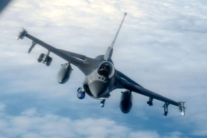 Một chiếc F-16 Fighting Falcon của Không quân Mỹ thực hiện nhiệm vụ tuần tra. Ảnh: Trung sĩ Jackson Manske/Không quân Mỹ/euromaidanpress.com