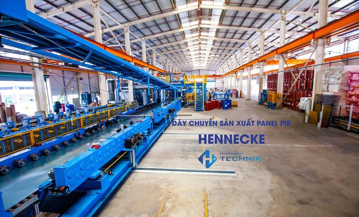 Hệ thống sản xuất đồng bộ giúp kiểm soát chất lượng panel từ nhà máy đến công trình.