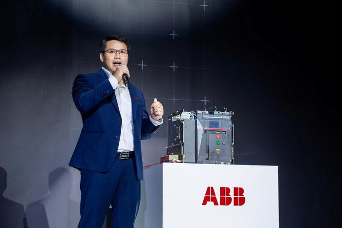 Ông Đỗ Quyền - Chủ tịch, Ban Giải pháp Điện và Tòa nhà Thông minh, ABB Việt Nam giới thiệu SACE Emax 3 tại sự kiện ra mắt