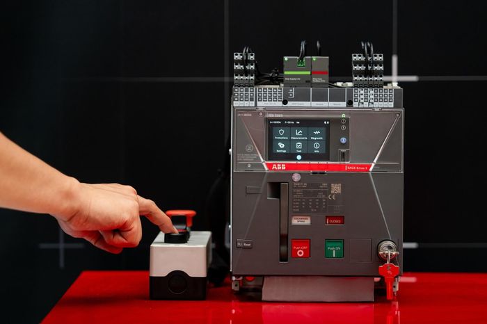 Là máy cắt không khí tích hợp phát hiện hồ quang điện và đạt chứng nhận an ninh mạng cao , SACE Emax 3 thiết lập tiêu chuẩn mới về an toàn và bảo mật.