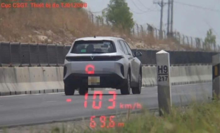 Hình ảnh ghi nhận xe taxi chạy quá tốc độ trên cao. Ảnh: Cục C08