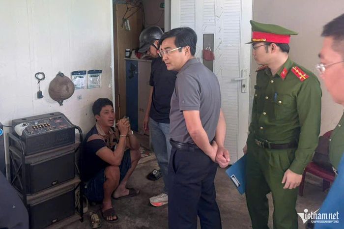 Thượng tá Vũ Tiến Văn - Trưởng phòng CSHS Công an tỉnh Lai Châu (giữa) trực tiếp chỉ đạo lực lượng phá án. Ảnh: Đ.Dũng