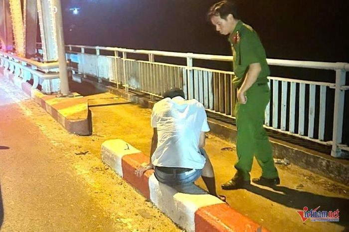 Công an ngăn cản thanh niên định nhảy cầu tự tử. Ảnh: ĐXH