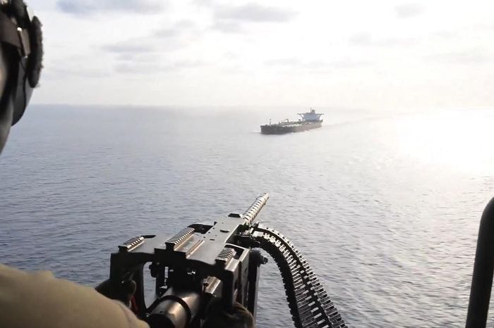 Lính Mỹ theo dõi tàu hàng hoạt động ở eo biển Hormuz hôm 20/4. Ảnh: CENTCOM