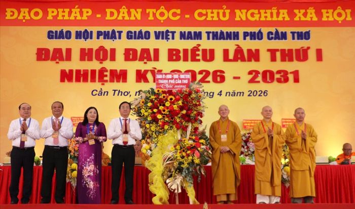 Lãnh đạo TP Cần Thơ tặng hoa chúc mừng Đại hội
